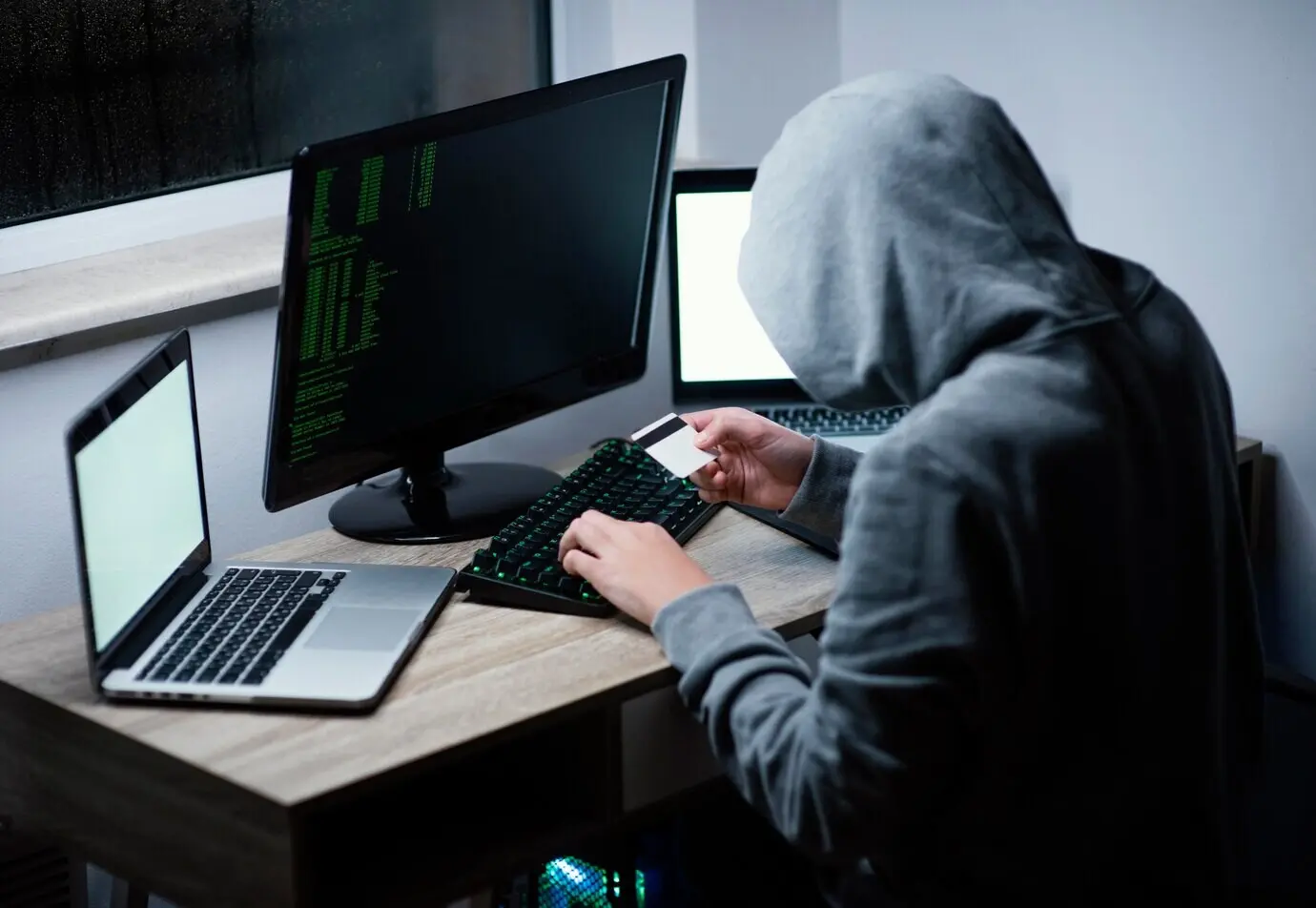 Teenager-Junge beim Spielen am Computer und am Laptop